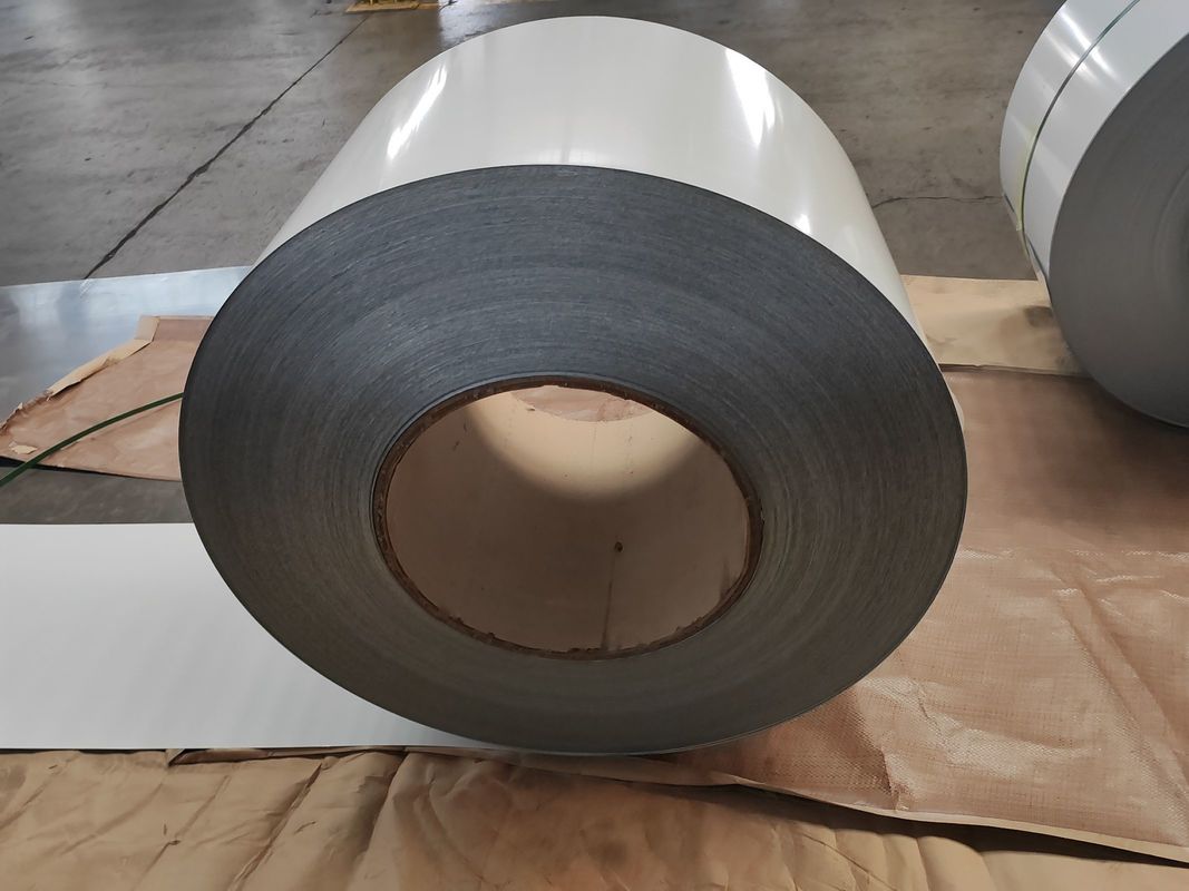 180-320MPa 항복 강도 및 PE / SMP / HDP / PVDF 코팅이 적용된 1250mm 사전 도장 컬러 강판 코일 (옥외 패널용)