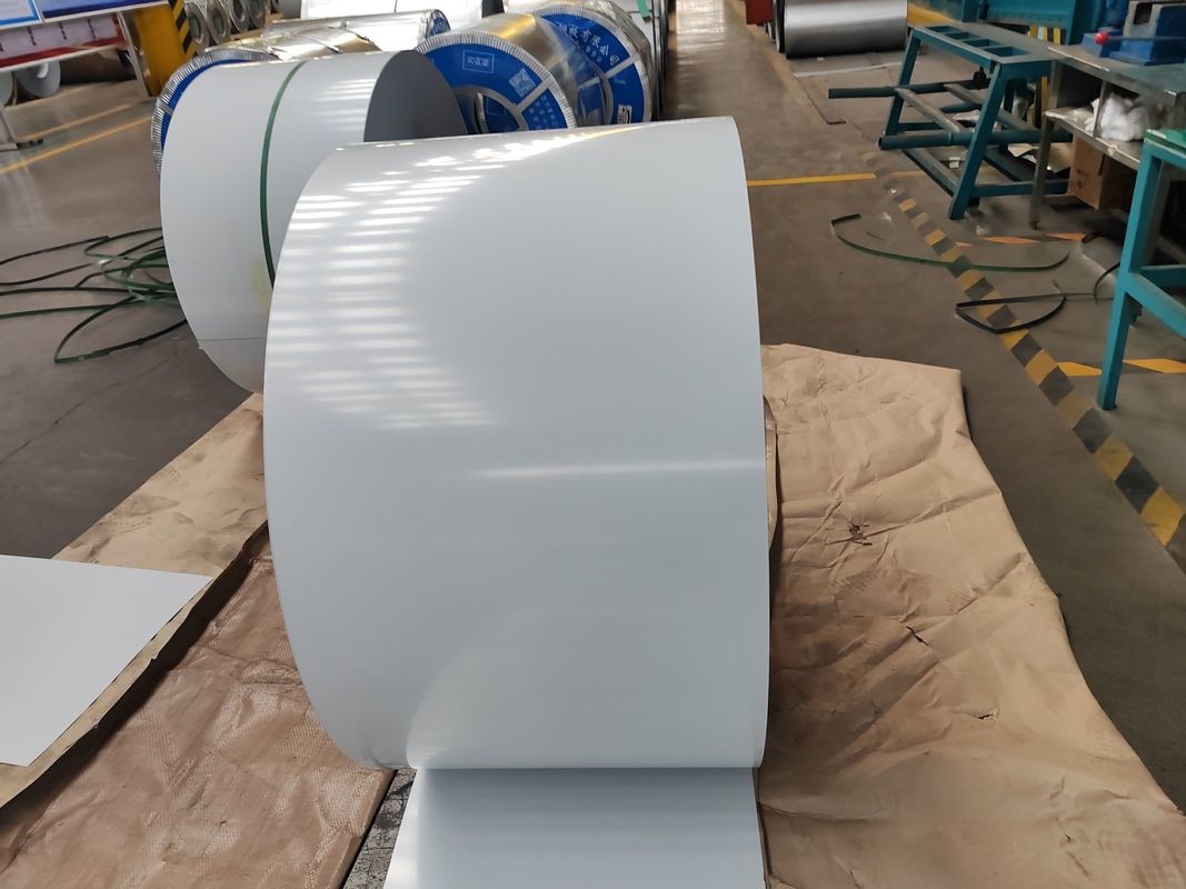 2/1 5 ̊15μm 뒷 페인트와 700 ̊1250mm 너비로 지붕 및 패널 제조를 위해 미리 칠한 컬러 스틸 코일