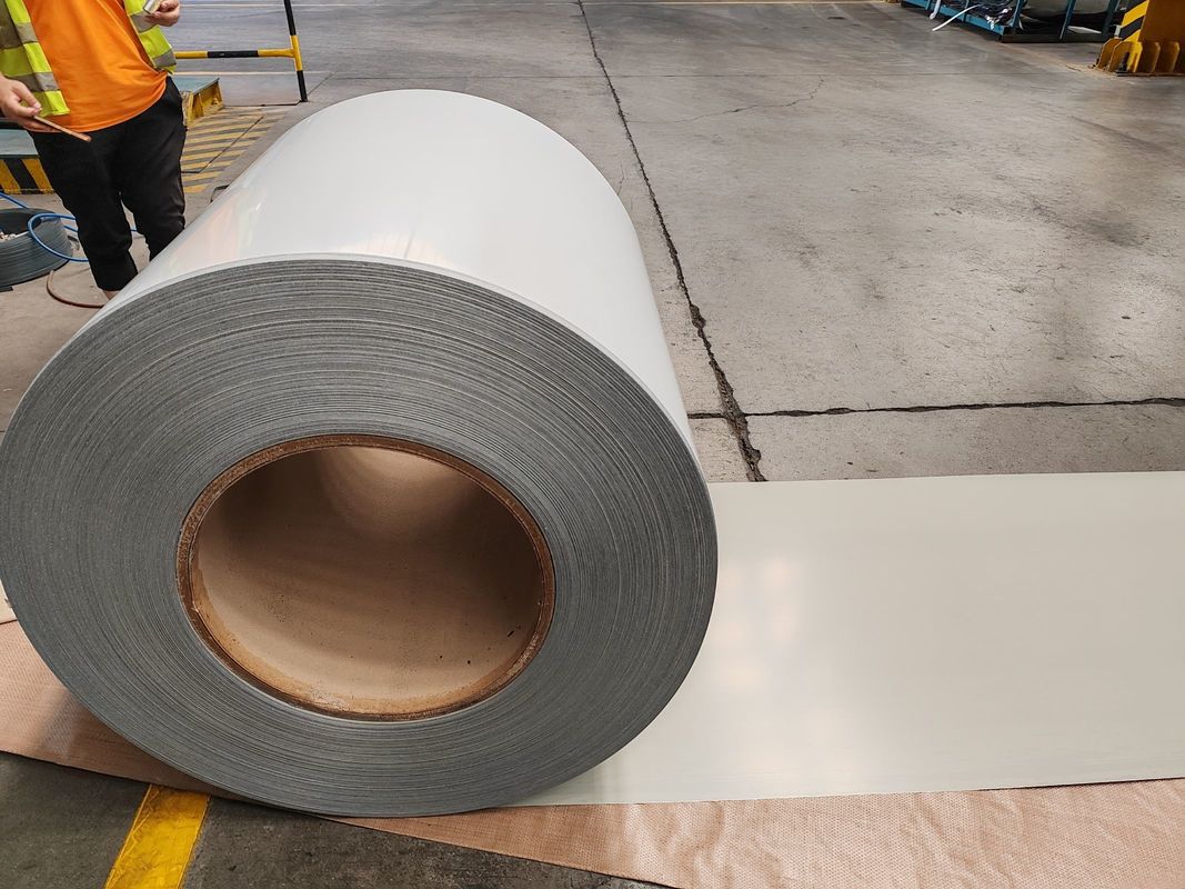 2/1 5 ̊15μm 뒷 페인트와 700 ̊1250mm 너비로 지붕 및 패널 제조를 위해 미리 칠한 컬러 스틸 코일